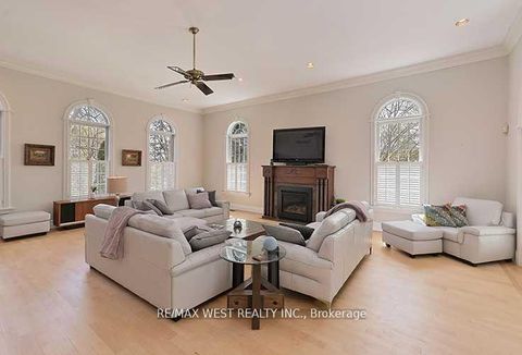 Photo 10 at 5 Humberview Drive, Islington Woods, Vaughan