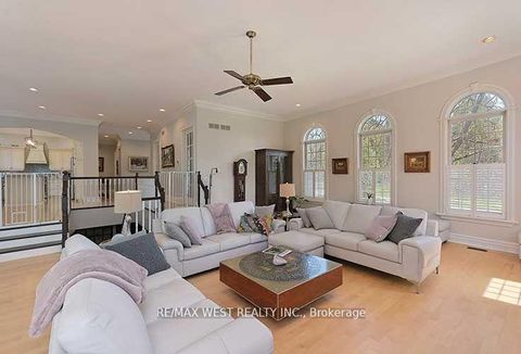 Photo 11 at 5 Humberview Drive, Islington Woods, Vaughan