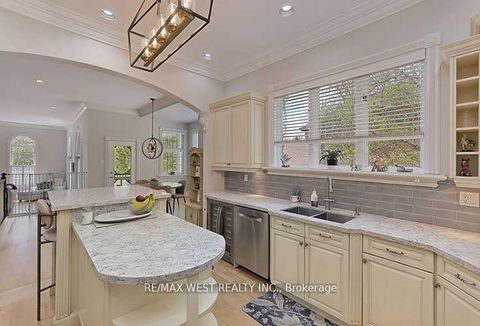 Photo 13 at 5 Humberview Drive, Islington Woods, Vaughan