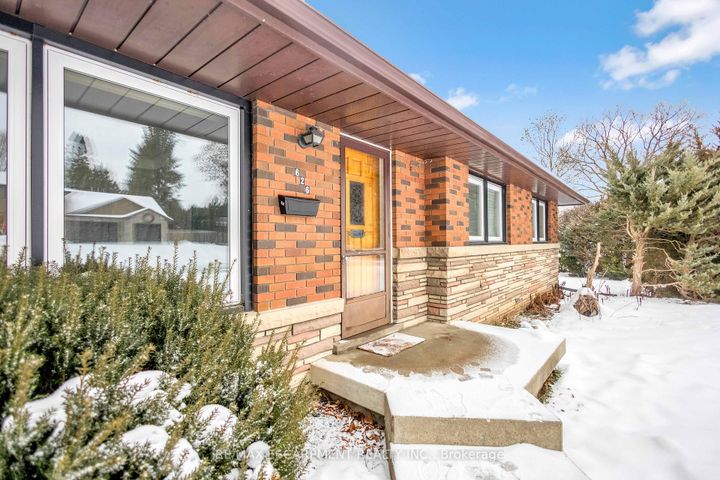 Photo 3 at 626 Iroquois Avenue, Ancaster, Hamilton