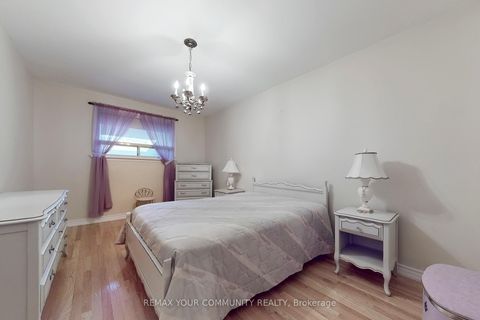 Photo 12 at 37 Marilyn Place, West Woodbridge, Vaughan