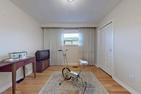 Photo 16 at 37 Marilyn Place, West Woodbridge, Vaughan