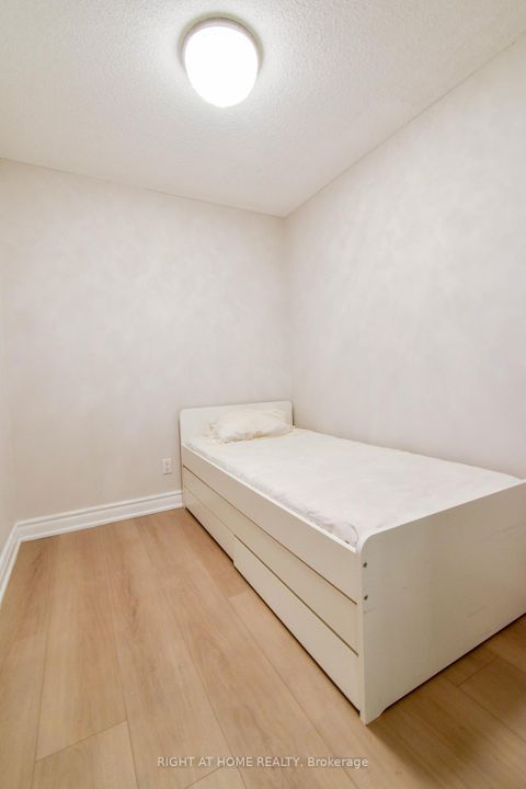 Photo 10 at 702 - 205 The Donway W, Don Mills, Toronto