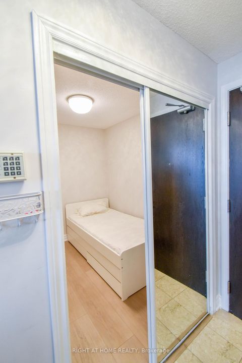 Photo 11 at 702 - 205 The Donway W, Don Mills, Toronto