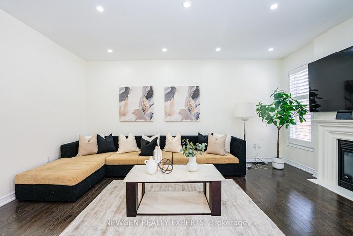 Photo 9 at 38 Bonnie Braes Drive, Credit Valley, Brampton