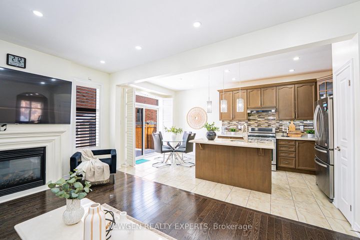 Photo 10 at 38 Bonnie Braes Drive, Credit Valley, Brampton
