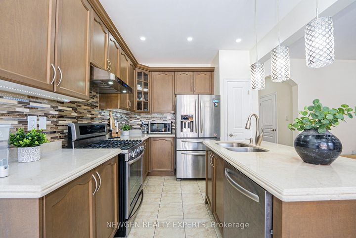 Photo 12 at 38 Bonnie Braes Drive, Credit Valley, Brampton
