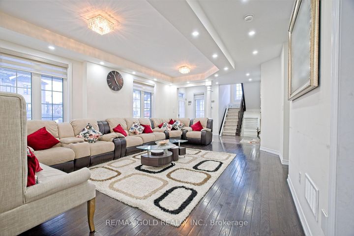 Photo 8 at 27 Brentwick Drive, Credit Valley, Brampton