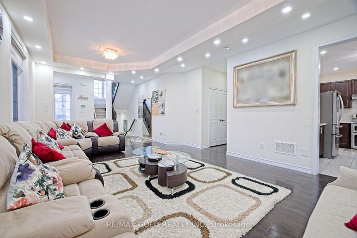 Photo 9 at 27 Brentwick Drive, Credit Valley, Brampton