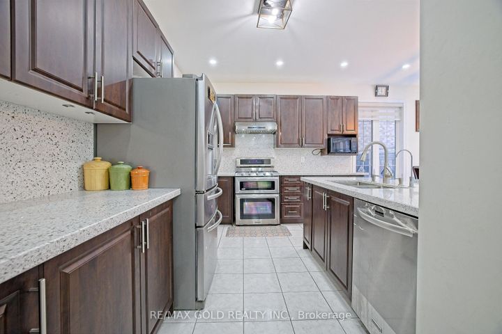 Photo 10 at 27 Brentwick Drive, Credit Valley, Brampton
