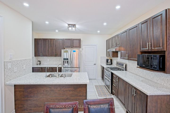 Photo 12 at 27 Brentwick Drive, Credit Valley, Brampton