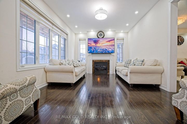 Photo 15 at 27 Brentwick Drive, Credit Valley, Brampton