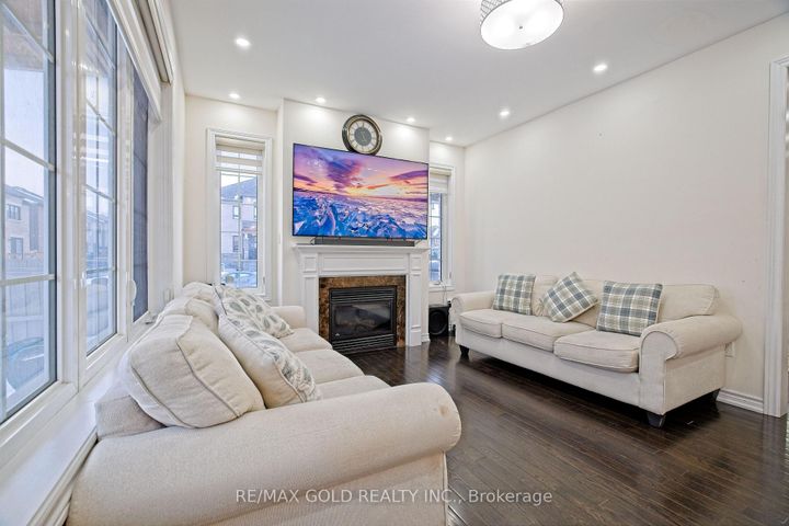 Photo 16 at 27 Brentwick Drive, Credit Valley, Brampton