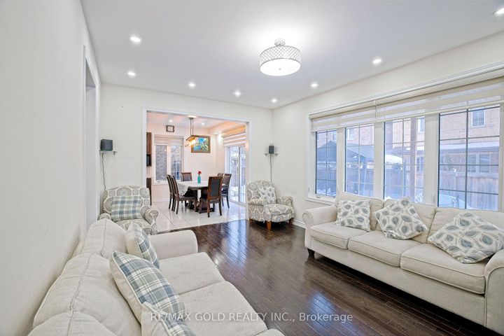 Photo 17 at 27 Brentwick Drive, Credit Valley, Brampton