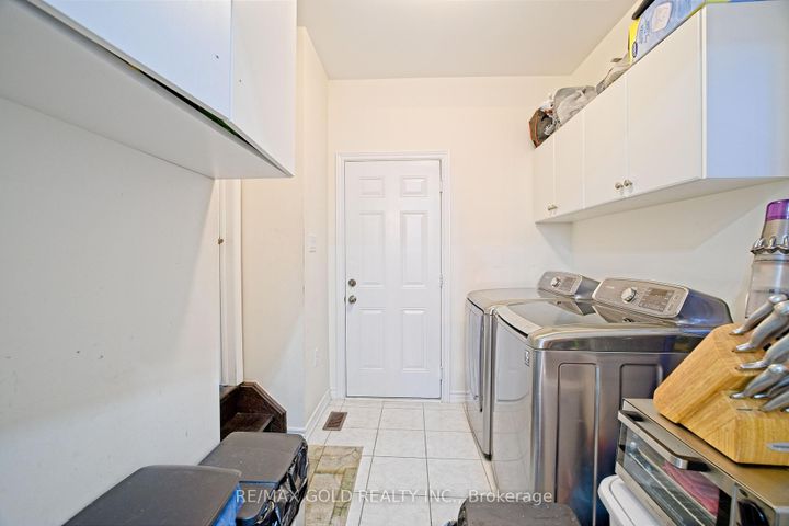 Photo 18 at 27 Brentwick Drive, Credit Valley, Brampton