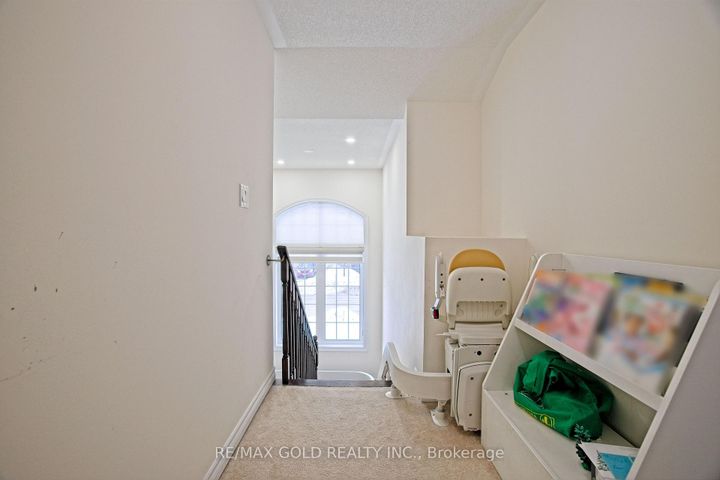 Photo 21 at 27 Brentwick Drive, Credit Valley, Brampton