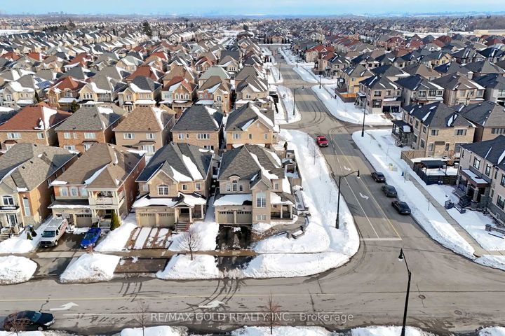 Photo 45 at 27 Brentwick Drive, Credit Valley, Brampton