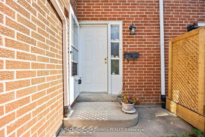 Photo 2 at 22 porterfield Crescent, Willowbrook, Markham