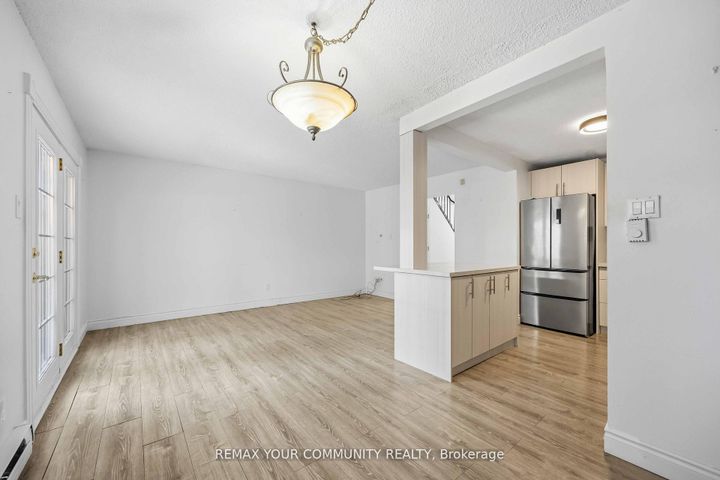 Photo 11 at 22 porterfield Crescent, Willowbrook, Markham