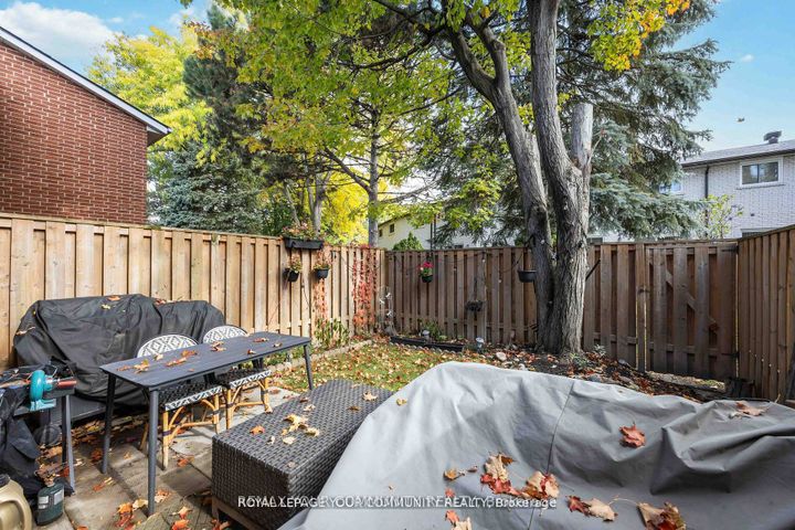 Photo 33 at 22 porterfield Crescent, Willowbrook, Markham