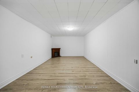 Photo 18 at 22 porterfield Crescent, Willowbrook, Markham