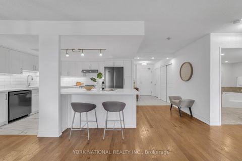 Photo 11 at 408 - 14924 Yonge Street, Aurora Highlands, Aurora