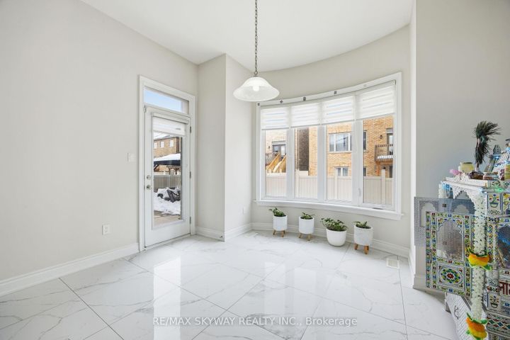 Photo 10 at 22 Tamworth Court, Fletcher's West, Brampton