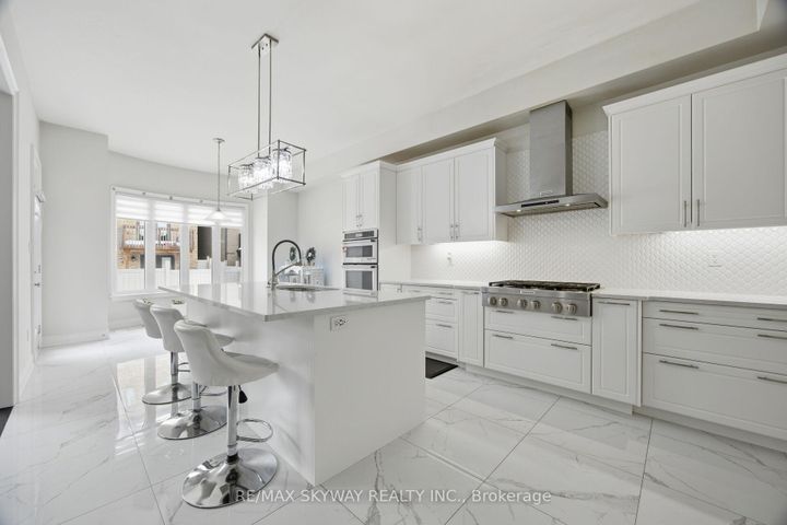 Photo 11 at 22 Tamworth Court, Fletcher's West, Brampton