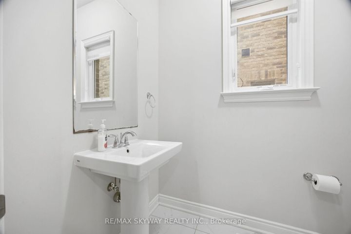 Photo 15 at 22 Tamworth Court, Fletcher's West, Brampton