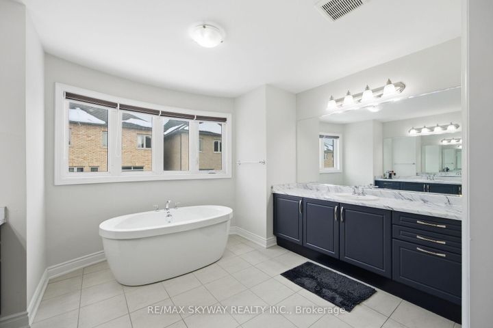 Photo 22 at 22 Tamworth Court, Fletcher's West, Brampton