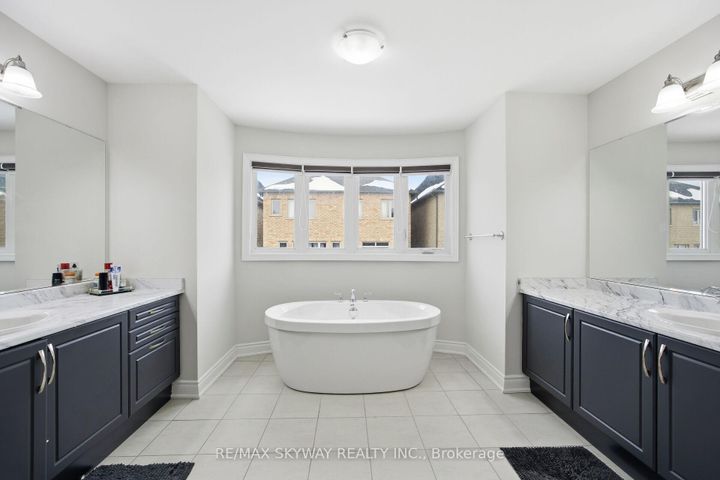 Photo 23 at 22 Tamworth Court, Fletcher's West, Brampton