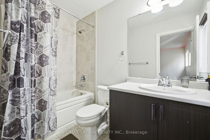 Photo 25 at 22 Tamworth Court, Fletcher's West, Brampton