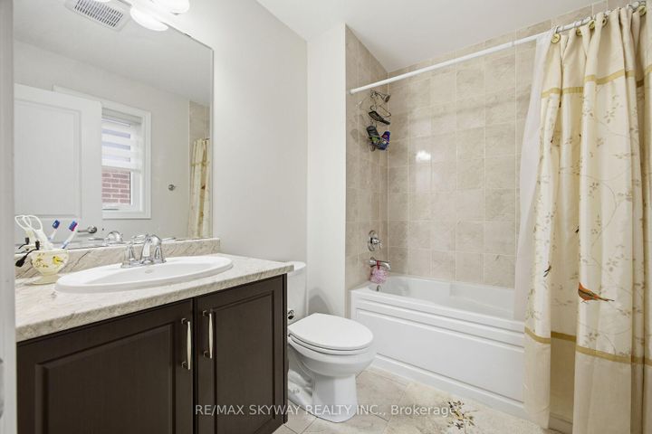 Photo 27 at 22 Tamworth Court, Fletcher's West, Brampton