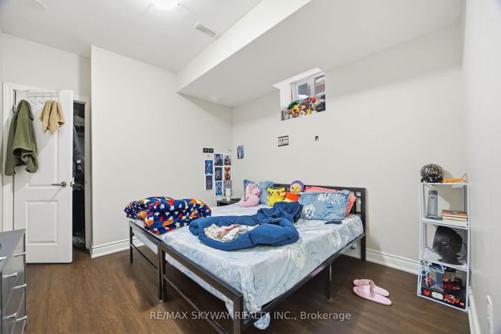 Photo 41 at 22 Tamworth Court, Fletcher's West, Brampton