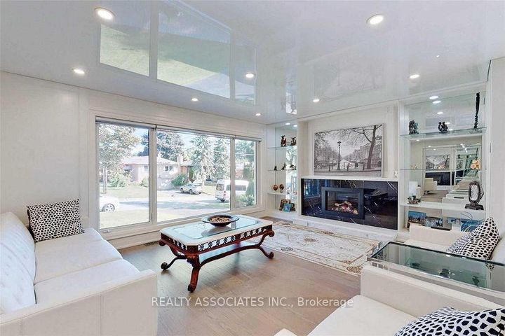 Photo 2 at 21 Burleigh Heights Drive, Bayview Village, Toronto