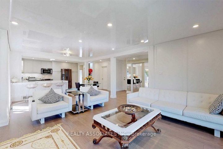 Photo 4 at 21 Burleigh Heights Drive, Bayview Village, Toronto