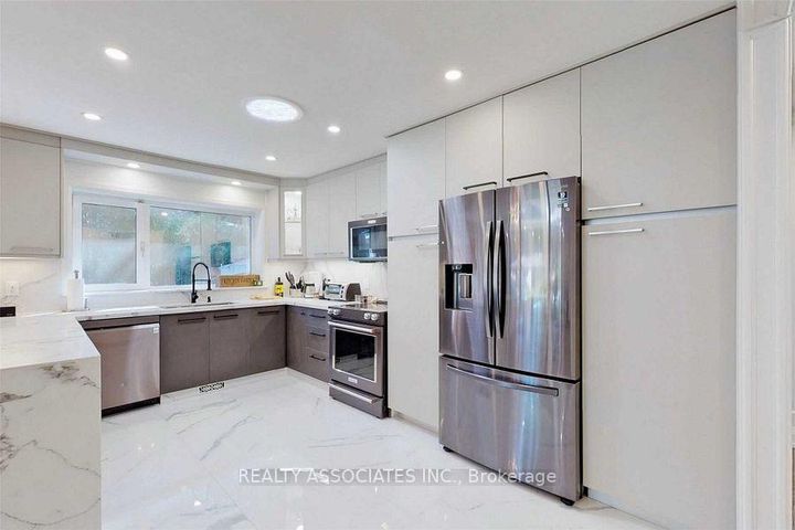 Photo 6 at 21 Burleigh Heights Drive, Bayview Village, Toronto