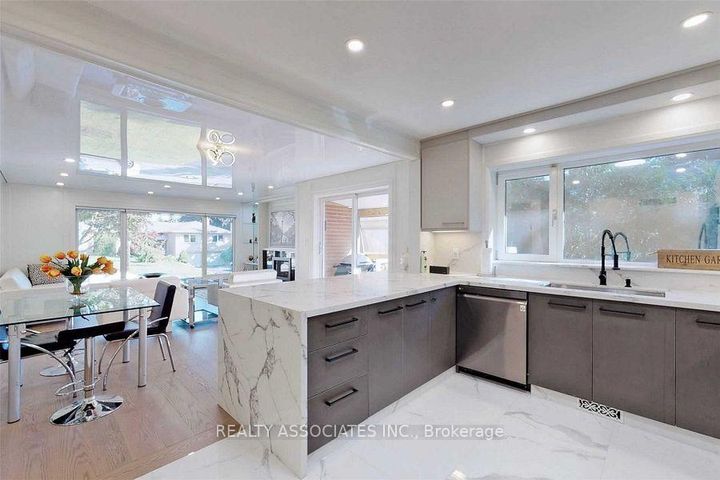 Photo 7 at 21 Burleigh Heights Drive, Bayview Village, Toronto