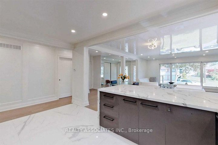 Photo 8 at 21 Burleigh Heights Drive, Bayview Village, Toronto