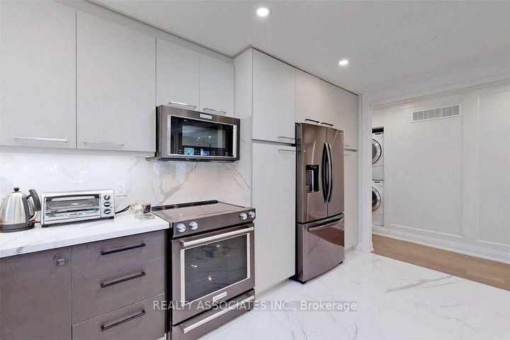 Photo 9 at 21 Burleigh Heights Drive, Bayview Village, Toronto