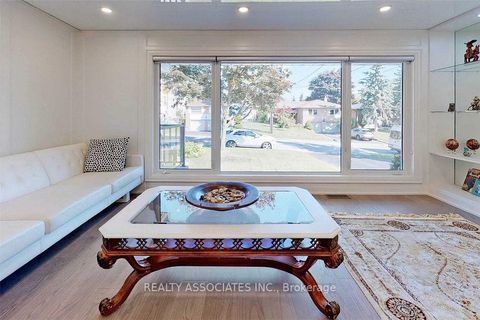 Photo 3 at 21 Burleigh Heights Drive, Bayview Village, Toronto