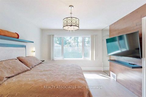 Photo 15 at 21 Burleigh Heights Drive, Bayview Village, Toronto