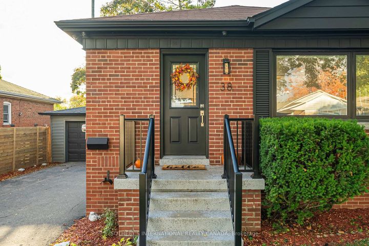Photo 3 at 38 Vauxhall Drive, Dorset Park, Toronto