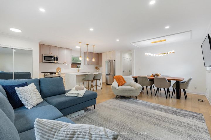 Photo 6 at 38 Vauxhall Drive, Dorset Park, Toronto