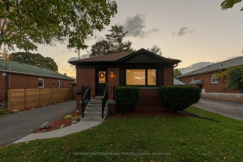 Photo 1 at 38 Vauxhall Drive, Dorset Park, Toronto