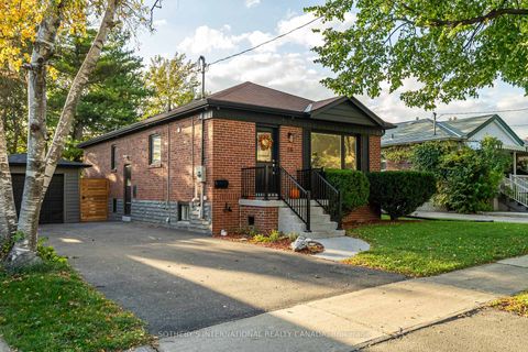 Photo 2 at 38 Vauxhall Drive, Dorset Park, Toronto