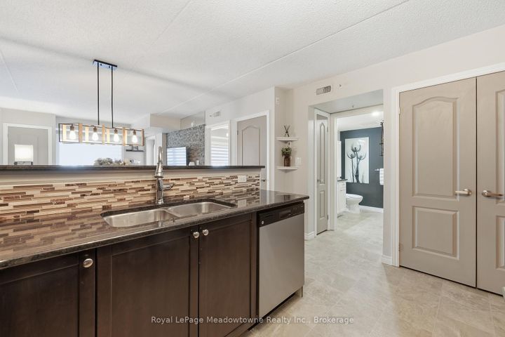 Photo 6 at 114 - 1440 MAIN Street E, DE Dempsey, Milton