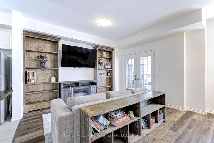 Photo 5 at 24 HUGILL Way, Waterdown, Hamilton