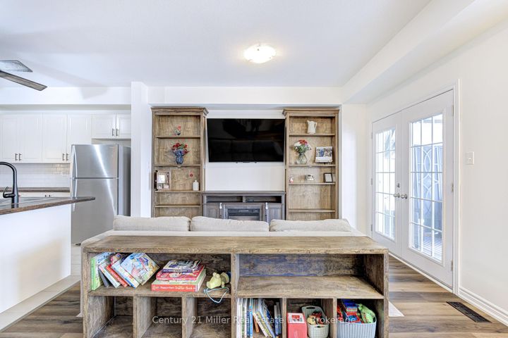 Photo 7 at 24 HUGILL Way, Waterdown, Hamilton