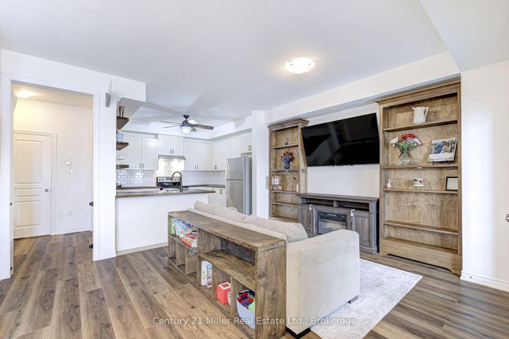 Photo 9 at 24 HUGILL Way, Waterdown, Hamilton